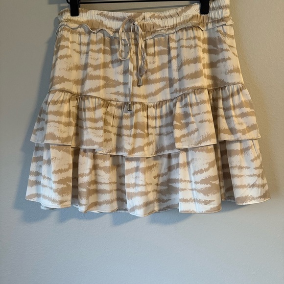 entro Dresses & Skirts - Entro Tiered Ruffled Cream and Tan Patterned Skort
